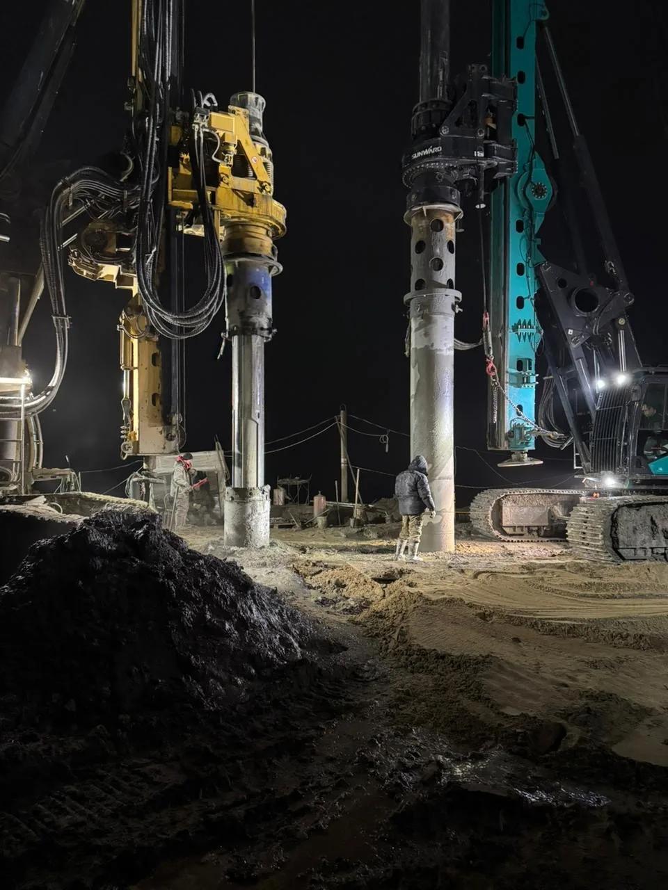 Буровые установки СТМ на освещённой площадке ночью